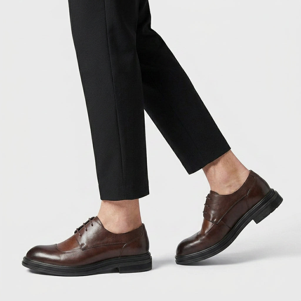 Men's Grained Leather Oxford Brogue Shoes with Detailed Stitching and Stitched Sole